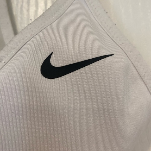 Nike Women’s White/Black Sports Bra Size Small (Like New/Pads Included) - Picture 3 of 6